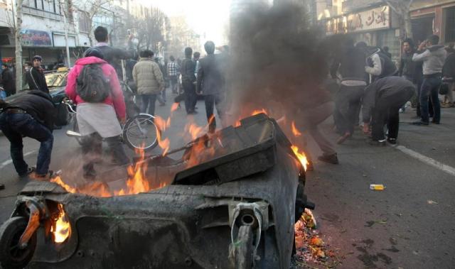伊朗遭袭后各地爆发大规模抗议，民众的愤怒与呼唤和平的声音