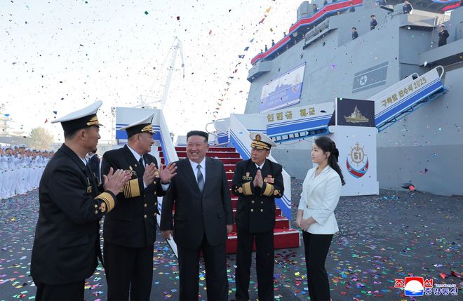 金正恩携女出席朝鲜驱逐舰下水仪式，彰显国家实力与未来希望
