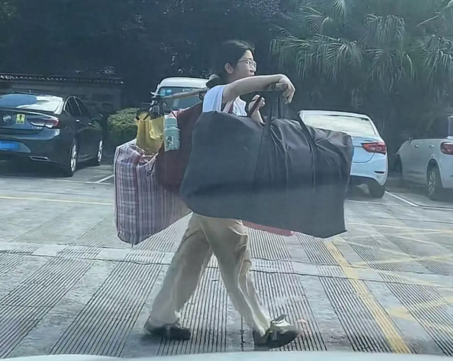 扁担女孩找了份时薪12元的暑假工