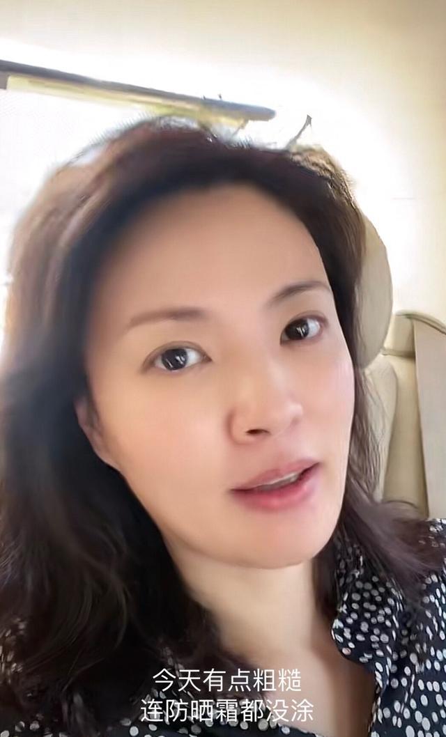 贾玲旧照曝光，皮肤白嫩与现今判若两人，撞脸当红女团引热议