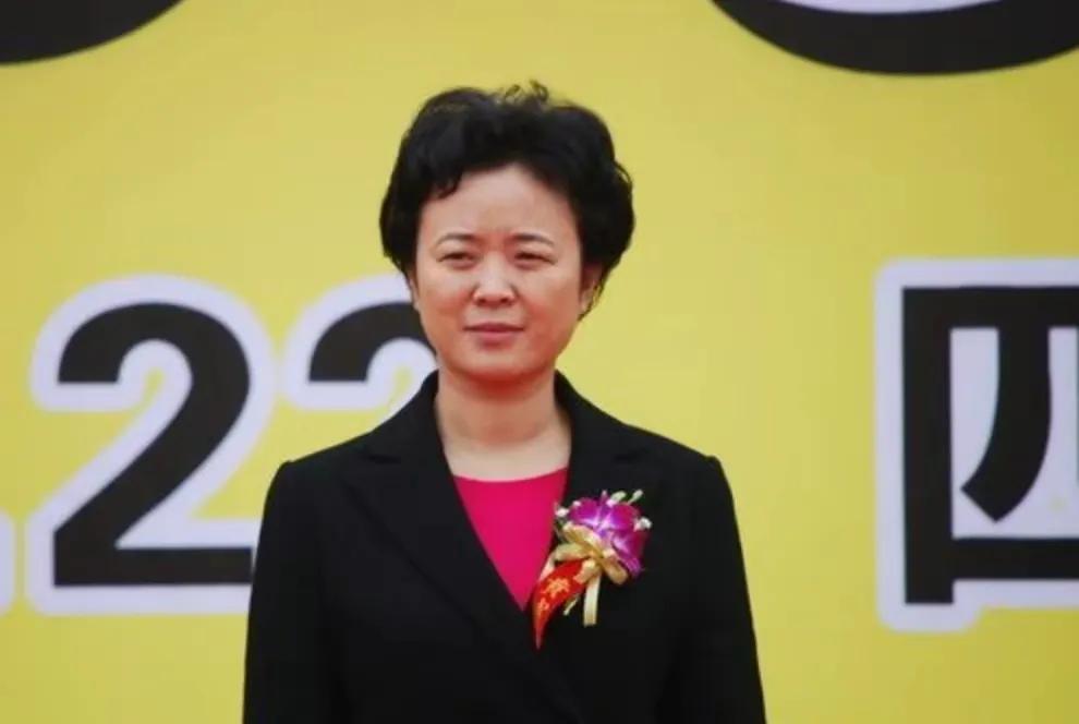震惊！市长办公室遭遇枪击惨案