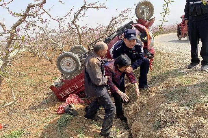 悲剧还是警示？2岁孩童启动三轮车被路人拦停后跌落事件深度解析
