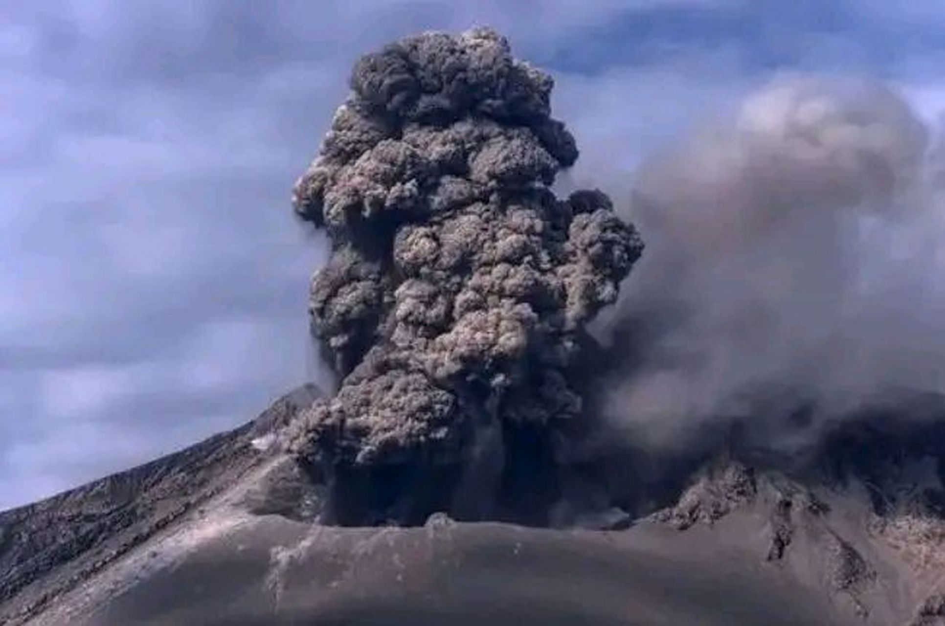 火山喷发灰柱，揭秘一万米高空的壮观景象