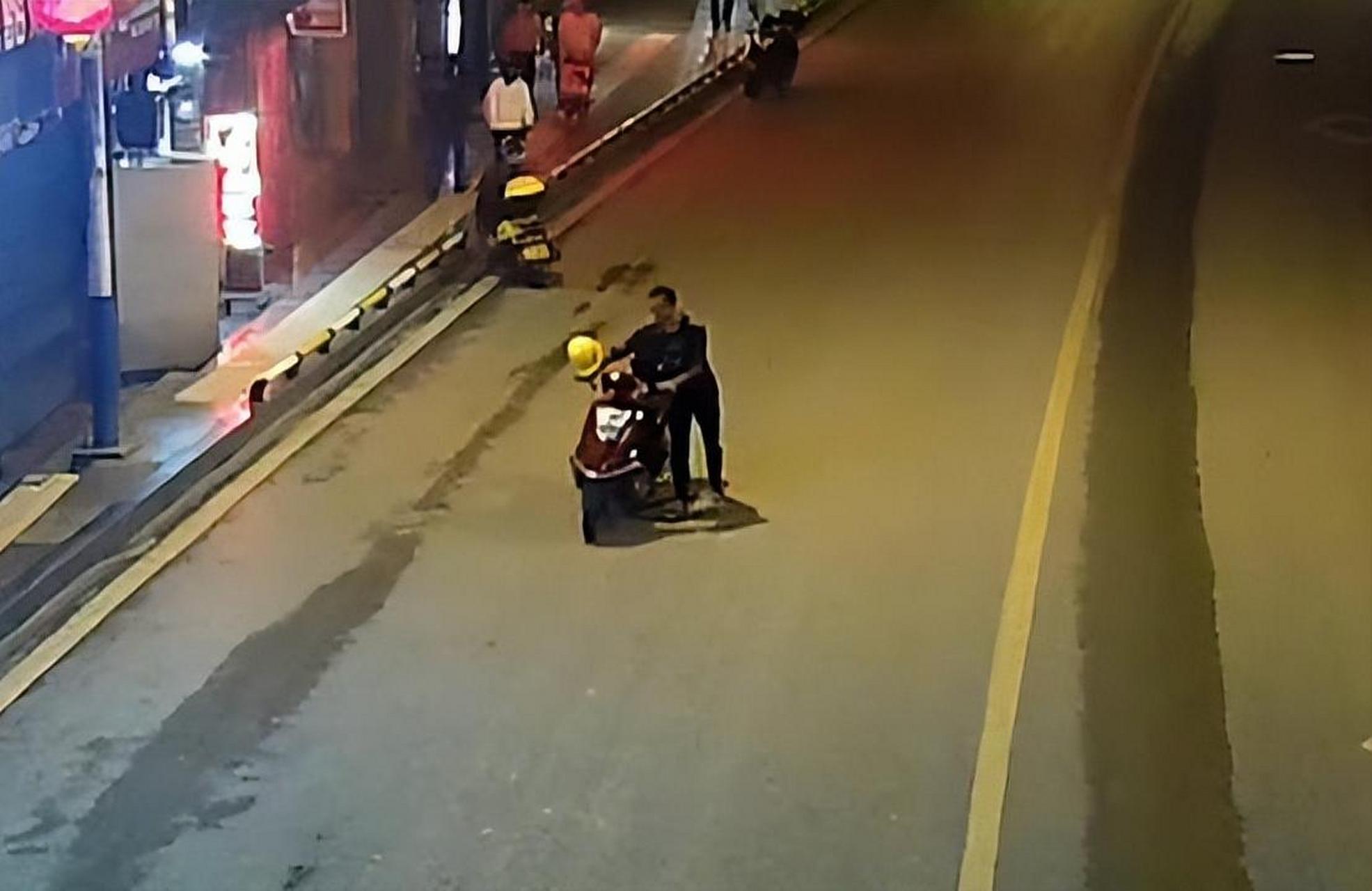 两男子喝酒后推车回家的故事