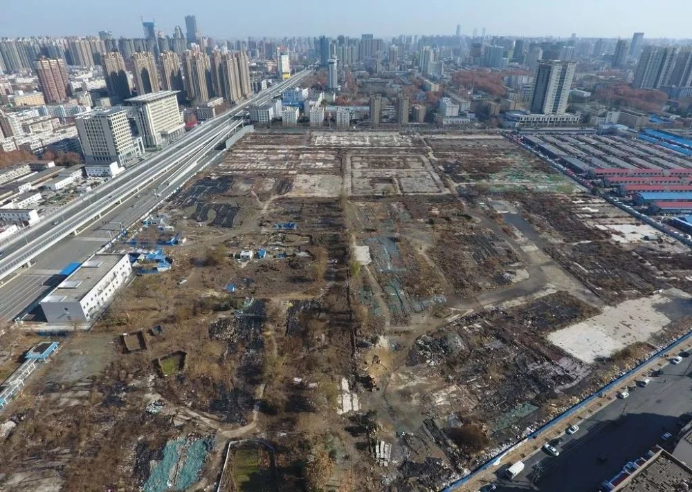 航拍视角下的以色列被炸CBD区，满目疮痍的灾难现场
