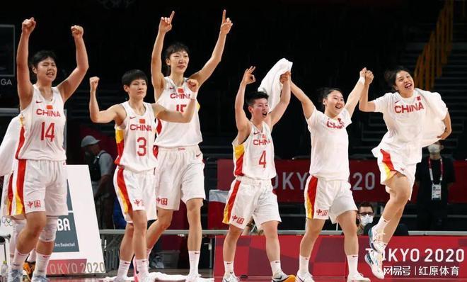 热身赛大捷！中国女篮32分狂胜日本女篮队员，展现无畏斗志