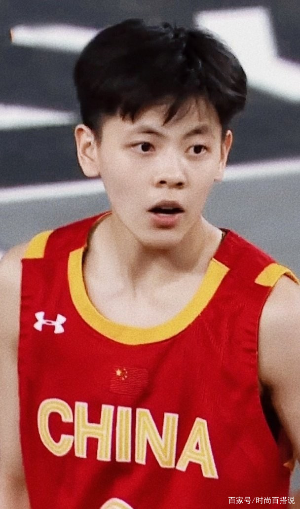 杨舒予是中锋吗？解析一个体育新星的多元角色