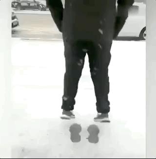 小伙运货时看手机，拉开电梯门坠落——一次意外的警醒