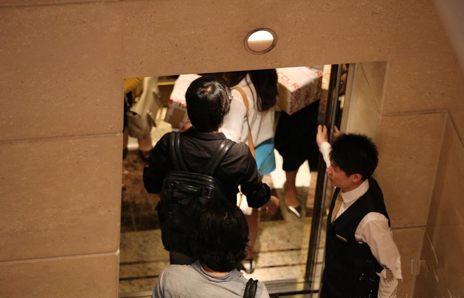 小伙运货时看手机，拉开电梯门坠落——一次意外的警醒