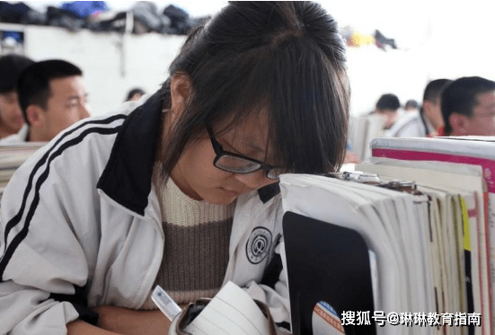 女生复读查分激动大喊有大学上了