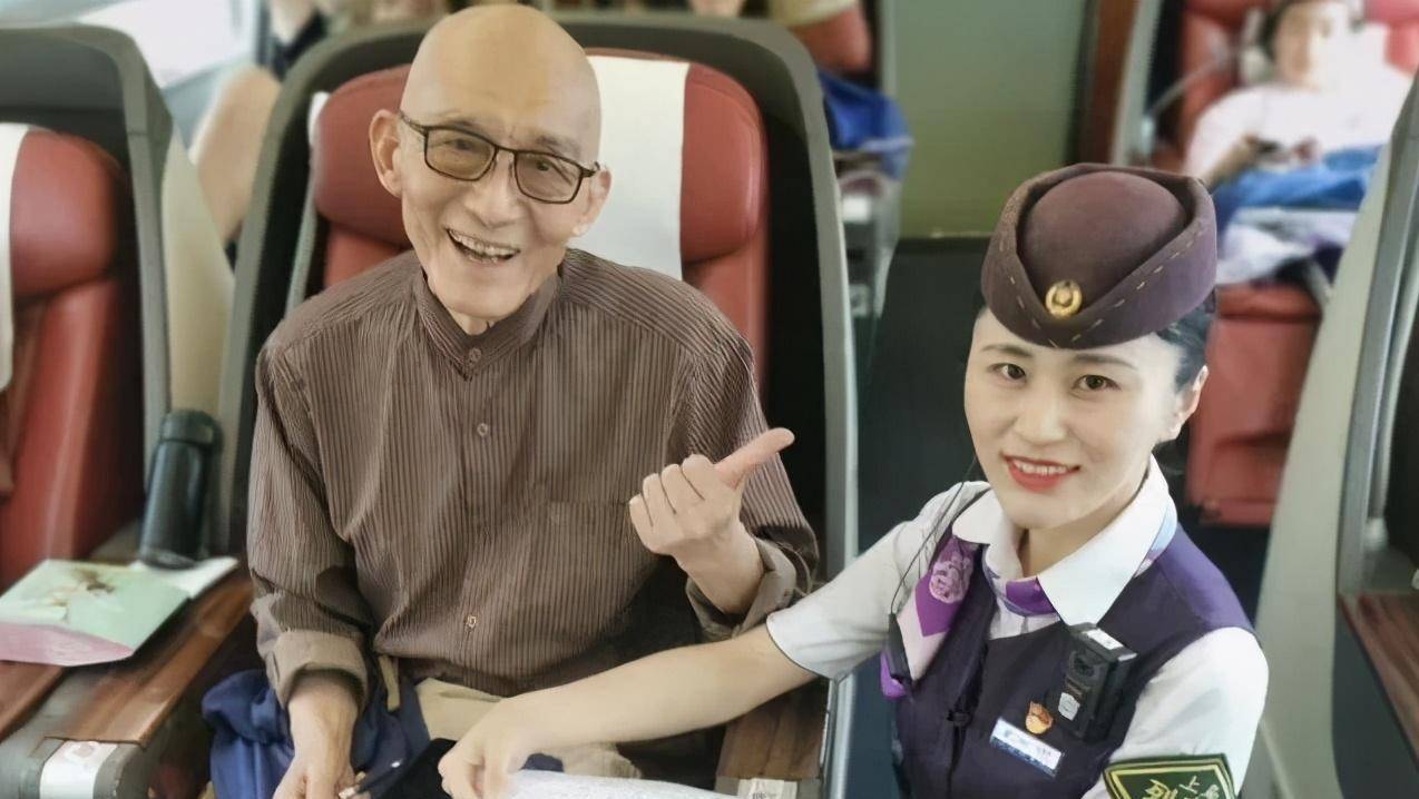 游本昌坐轮椅比心，坚毅与乐观的力量