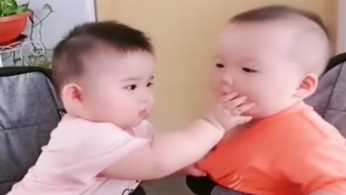 龙凤胎哥哥照顾妹妹，兄妹情深，温暖相伴