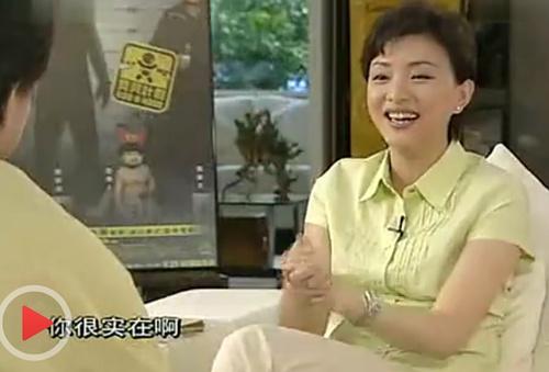 成龙接受杨澜采访，电影传奇与人生感悟的碰撞