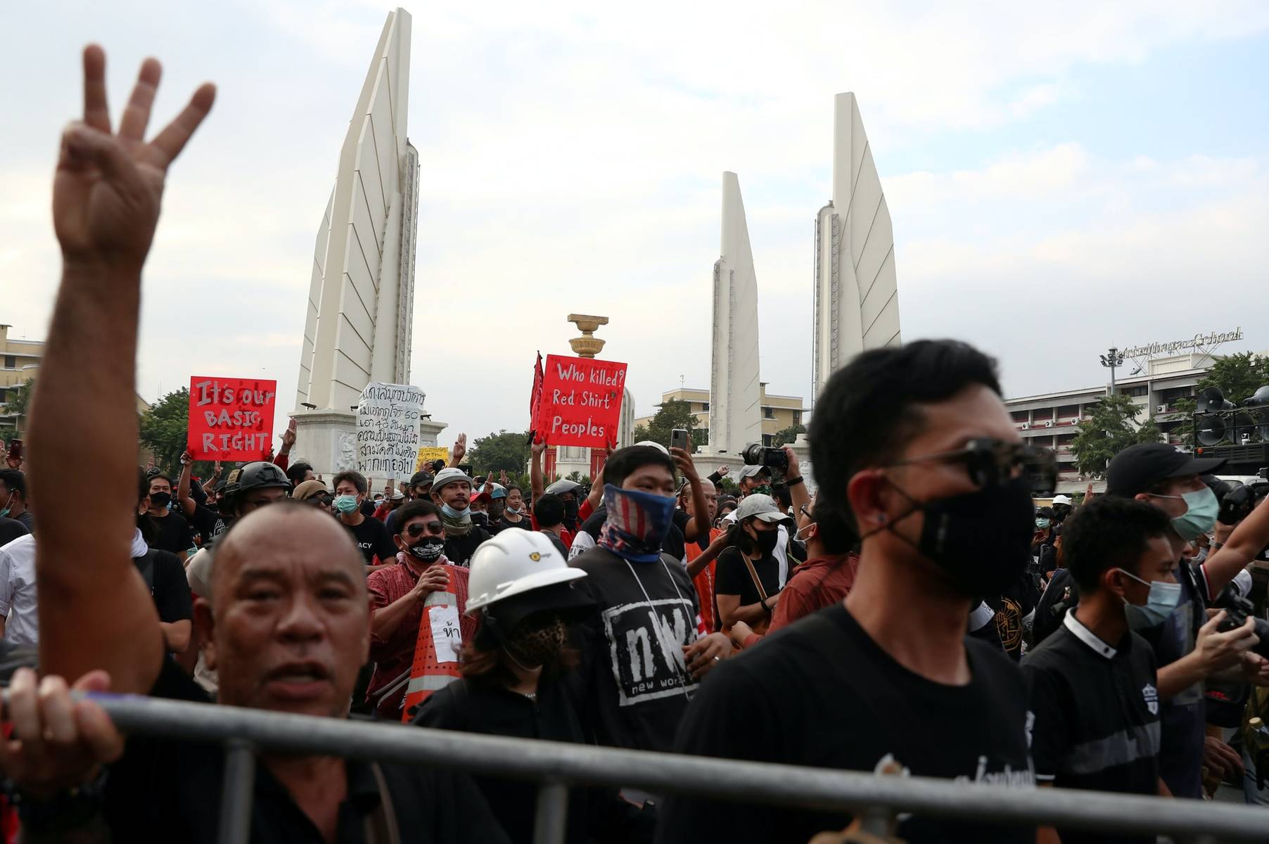 泰国曼谷数千人示威游行，要求总理辞职