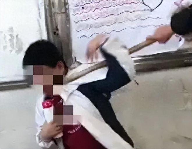 男孩打女孩事件关于男孩打女孩的事件，这是一种不应当发生的情况。在任何情况下，暴力和攻击行为都是不可接受的，无论性别、年龄、身份或其他因素如何。