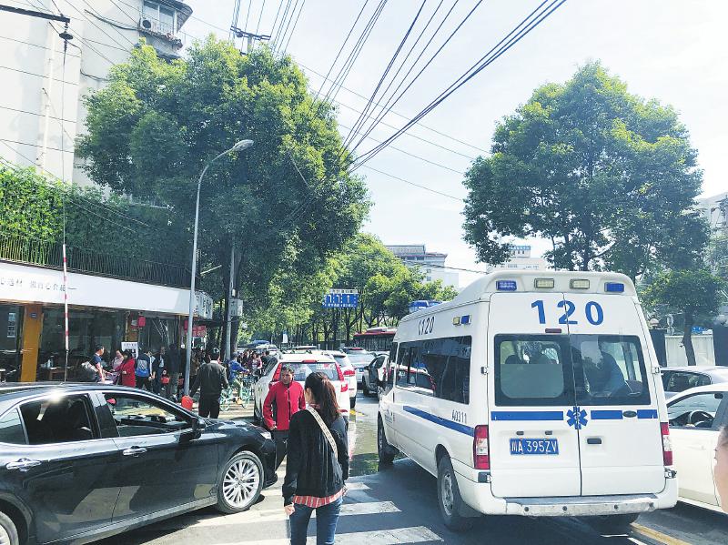 别车致救护车拥堵