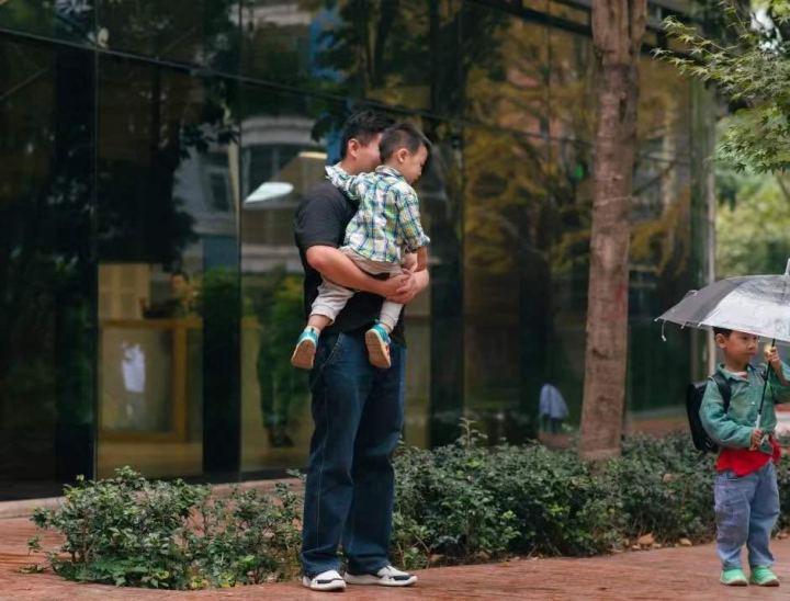 幼儿园开学首日 萌娃与爷爷难舍难分幼儿园开学首日，萌娃与爷爷的深情告别