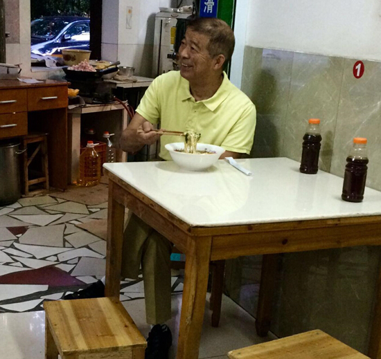 面馆老板凌晨4点做面 晚上踢汉超这句话似乎是在描述一个面馆老板的工作和生活状态。具体解释如下